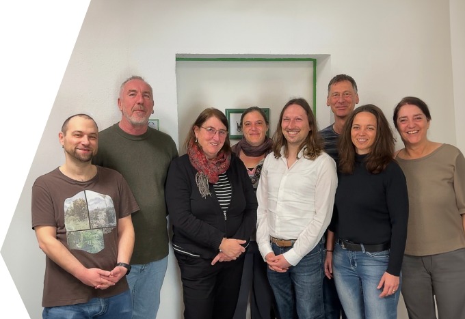 Unser Team blickt freundlich nach vorne und lacht