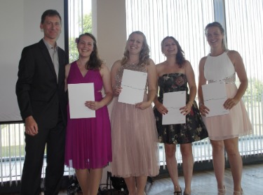 Die vier Schülerinnen mit den besten Abschlusszeugnissen mit Ausbildungsleiter Christian Schlosser